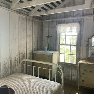 Travelers hat lay loft.