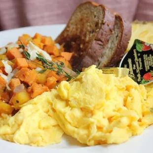a plate of breakfast food