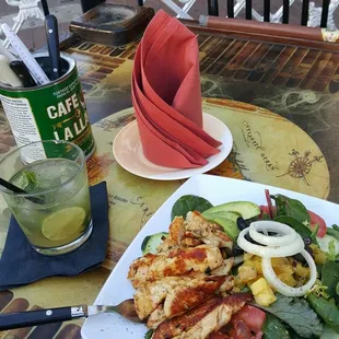 Ensalada Havana con Pollo and a Mojito