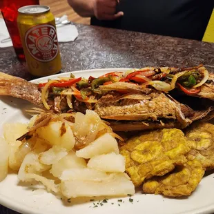 Pargo rojo, tostones, y yuca al mojo
