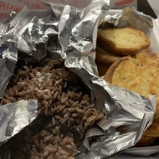 Arroz con moro y pan cubano