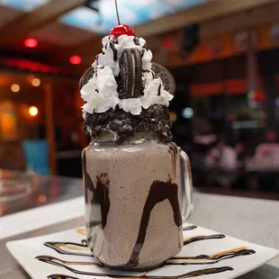 Cookies &amp; Cream
Cookies &amp; cream ice cream, oreos, milk,
chocolate syrup, oreo rim, whipped cream, and cherry on top strawberry cheeseca
