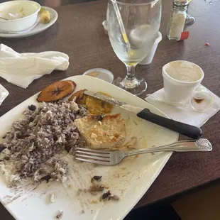 Pollo a la plancha, arroz y frijoles negros con platanotos