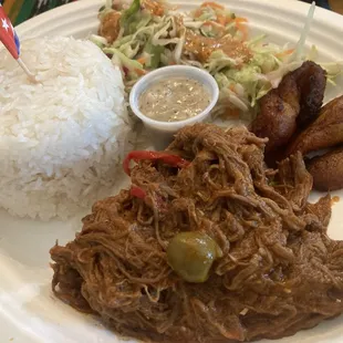 Ropa Vieja, Arroz y Ensalada con Platanos Maduros.