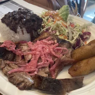 Lechon, Arroz y Ensalada con Platanos Maduros.