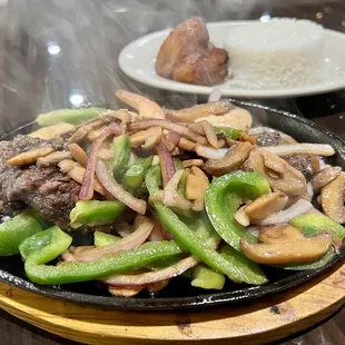 beef, peppers, mushrooms, and rice