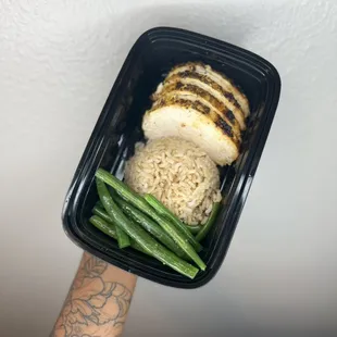 Lemon pepper chicken, brown rice, green beans