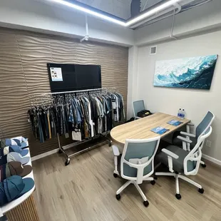 Smaller showroom perfect setup for 1-2 ppl