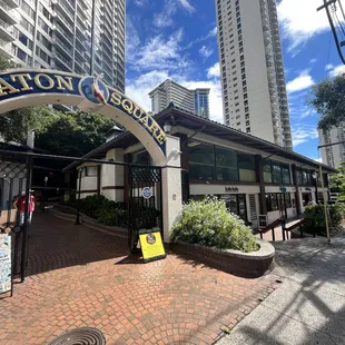 Entrance to Eaton square from street parking