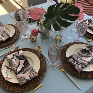 Beautiful flatware, linen, napkins, plates, and chargers by Hawaii Fine Linen.