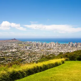 Honolulu Heights tour reveals scenic city views.