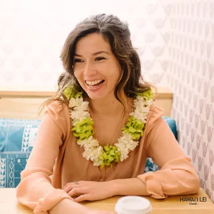 Double Tuberos https://hawaiileistand.com/honolulu-hawaii-lei-stand-by-beretania-florist/double-tuberose-and-orchid-combo-lei-green.html