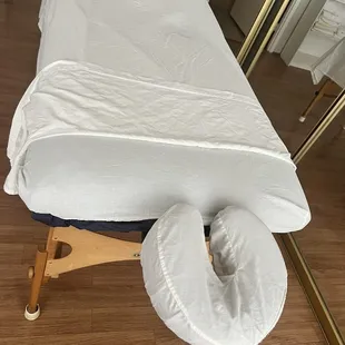 The massage bed, Clean sheets in a spacious room!