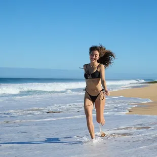 Shores top and Lana&apos;i Bottom in Black