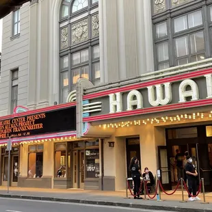 Look how beautiful this theatre is!!