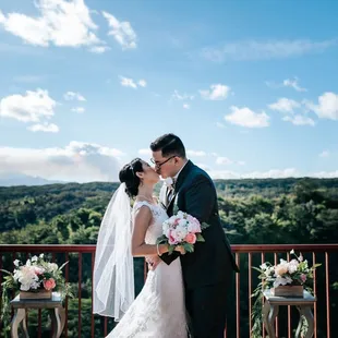 Bride and groom Portraits at Hawaii Vista Weddings | Wedding Photography by HNL Studios www.hnlstudios.com