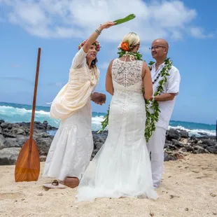 Kahu Pomaika`i uses a ti leaf to release negative energetic connections from the past and ushers in new, fresh energy for the couple.