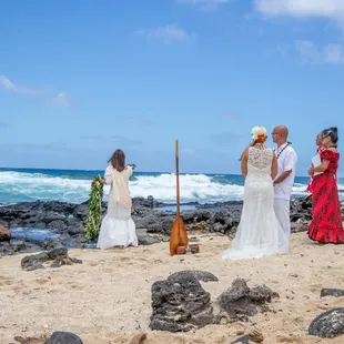 Kahu Pomaika`i chants to summon the couples ancestors into the circle of Love.
