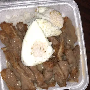 Chicken look like it was pre cooked, cut and cooked again. Needs more gravy.