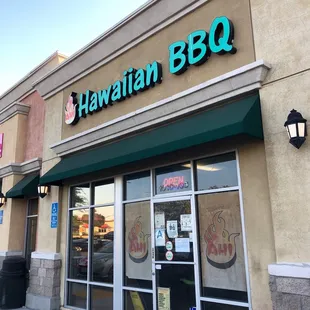 Front of Hawaiian BBQ with all safety precautions