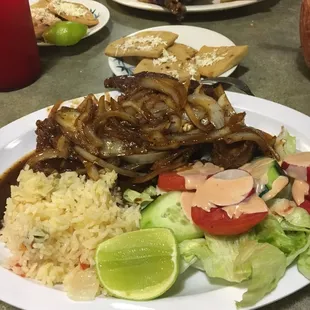 Bistec encebollado.