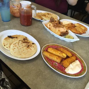 Let&apos;s grub!! Pupusas revueltos, plátano con crema, tamales de elote, y yuca con chicharrón !!!