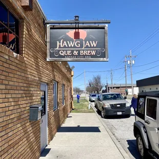 a sign for hawg jaw que &amp; brew