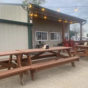 a row of picnic tables outside a restaurant