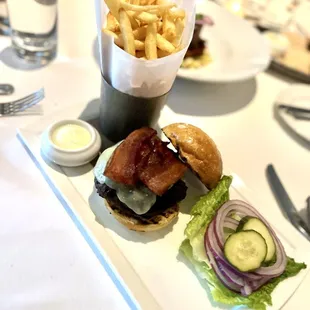 BACON CHEESEBURGER, WAGYU BEEF, AGED WHITE CHEDDAR, BRIOCHE BUN, FRENCH FRIES 25