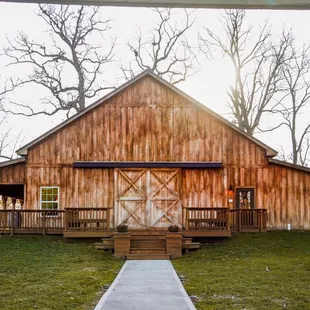 You can find rustic elegance with the modern amenities you require at Hawks Point Acres.