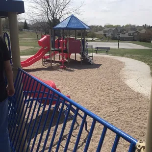 Little(r) kids play area on the side