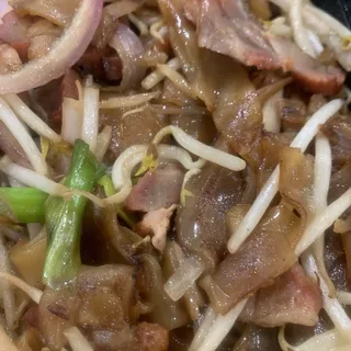 E83 Beef/Shrimp/Char Siu Stir-Fried Rice Noodle //