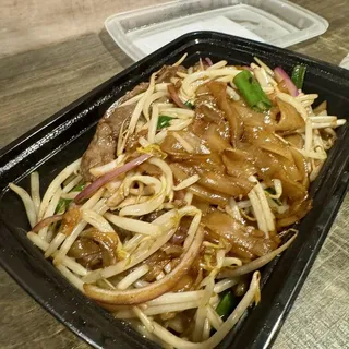 E84 Beef/Shrimp Stir-Fried Rice Noodle w. Sauce /