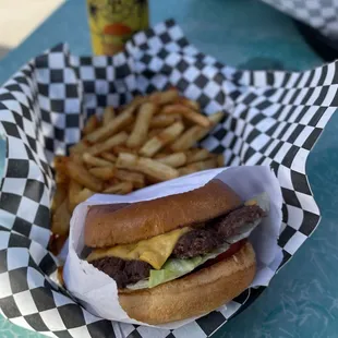 Cheeseburger &amp; crispy fries