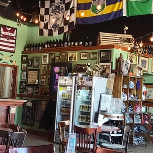 decor...flags &amp; growlers