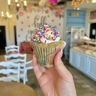 FUNFETTI cupcake