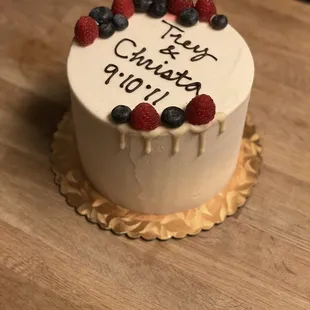 6&quot; berry cake with white chocolate on top