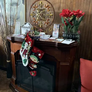 Seating area w fireplace