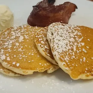 Kids silver dollar pancakes with bacon