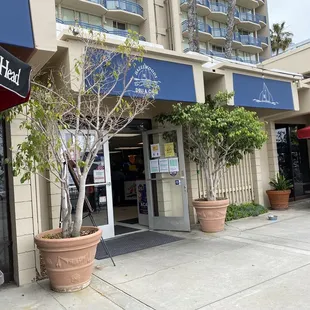 Outside seating at Hazelwoods Deli in San Diego Harbor Drive