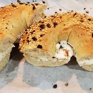 Everything bagel w cream cheese