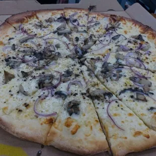 Amazing white mushroom pizza. The best item on the menu