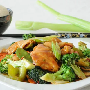 a plate of chicken and broccoli