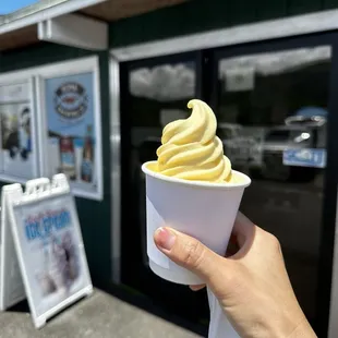 Soft serve pineapple