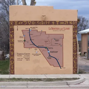 Map and stats mural... 707 humans : down to 692 in 2015... and 40,000 cattle... (wink)