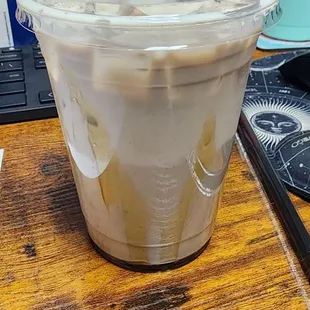 Iced hojicha latte