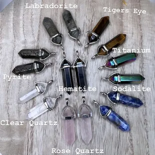 Double pointed pendant necklace