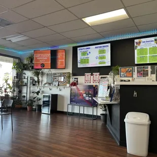 the interior of a fast food restaurant