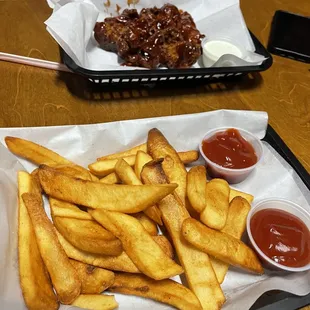 food, chicken wings and fried chicken