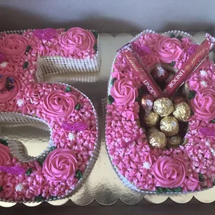 The 50's show
Spice cake with butter cream frosting
Edged with non-edible pearl trim